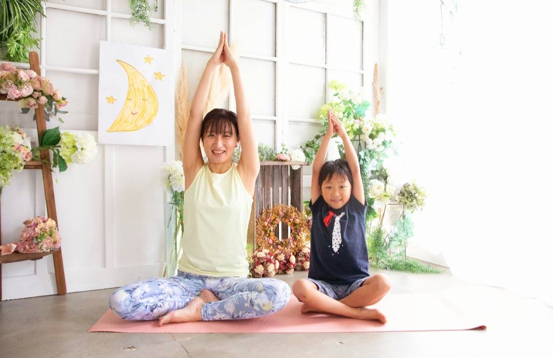 インストラクターと子供がポーズをとる写真