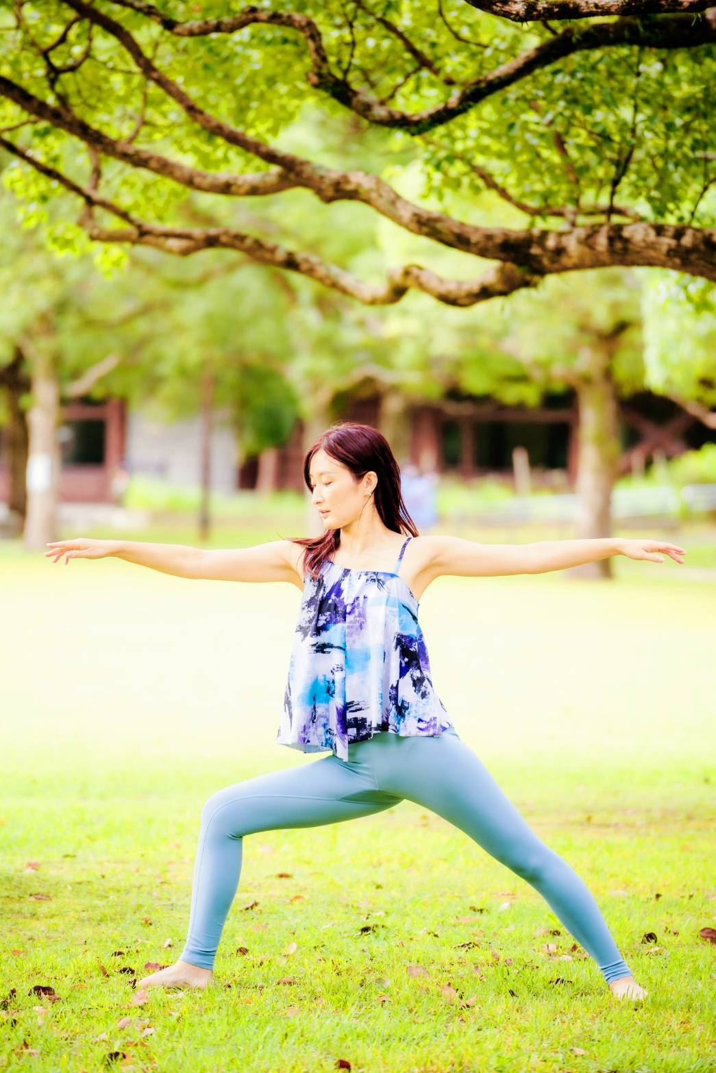 自然の中でヨガポーズ