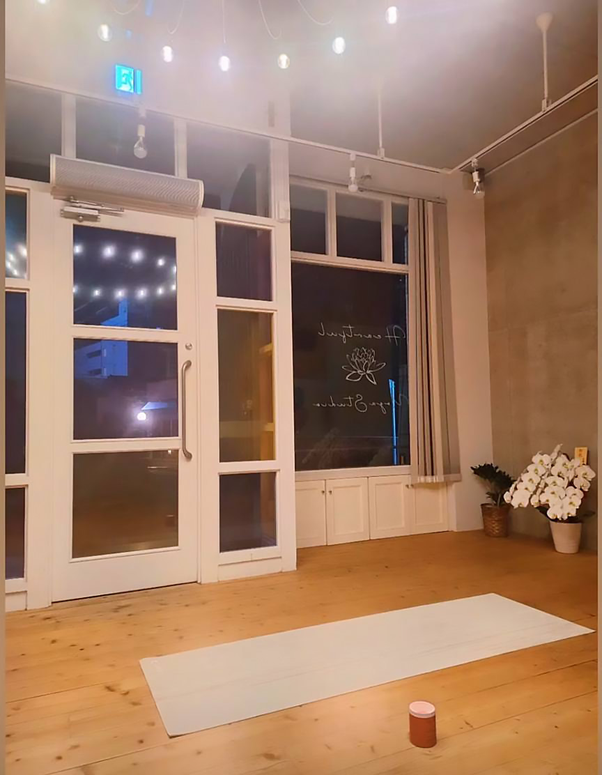 夜のスタジオの写真